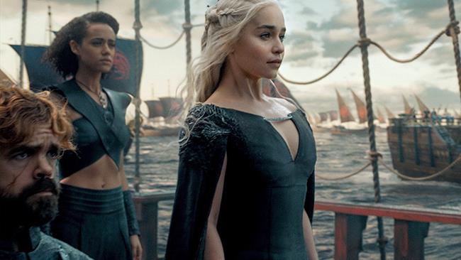 Game of Thrones 8: gli episodi potrebbero durare come un film Daenerys Targaryen, Tyrion Lannister e Missandei in Game of Thrones