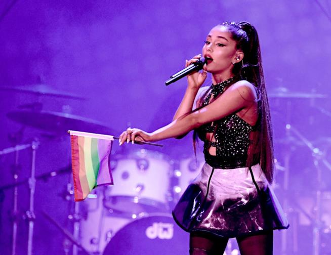 Ariana Grande non vuole rimuovere il suo tatuaggio Ariana Grande si esibisce sul palco