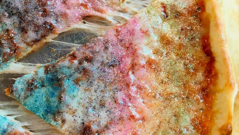 È nata la pizza glitter Pizza glitter una fetta
