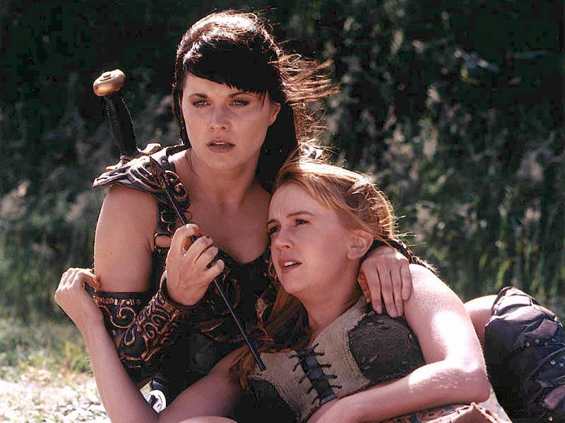 Xena aiuta l'amica Olimpia conficcata da una freccia Olimpia colpita da una freccia viene avvelenata e Xena deve salvarla