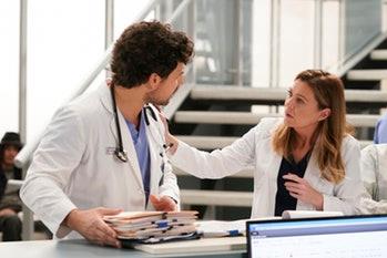 DeLuca sta male? Dobbiamo iniziare a preoccuparci per lui? DeLuca e Meredith in una scena di Grey's Anatomy 16
