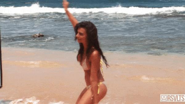 Emily Ratajkowski rende glamour la scottatura solare Emily Ratajkowski in spiaggia