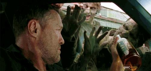Merle affronta gli erranti una bottiglia di whisky allla volta Merle di The Walking Dead non rinuncia mai a un drink