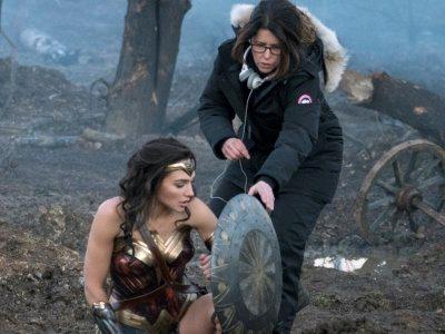 Patty Jenkins e Gal Gadot sul set di Wonder Woman La regista Patty Jenkins dirige l'attrice durante le riprese del film