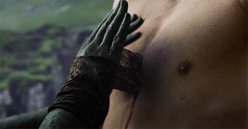 Il vetro di drago nel petto di uno dei Primi Uomini Un'immagine animata di Game of Thrones