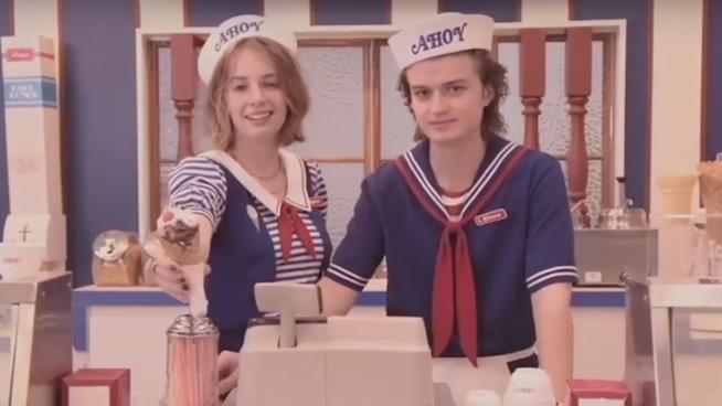 Stranger Things 3: da un leak dettagli sulla storia e il villain Steve e Robin al bancone della gelateria Scoops Ahoy