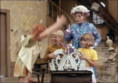 Margot Trooger nel ruolo di Zia Prysselisu Scena di Pippi Calzelunghe con Zia Prysselisu, Tommy e Annika