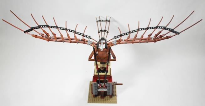 LEGO: l'ornitottero di Leonardo da Vinci costruito da un fan Primo piano dell'ornitottero in LEGO costruito da un fan