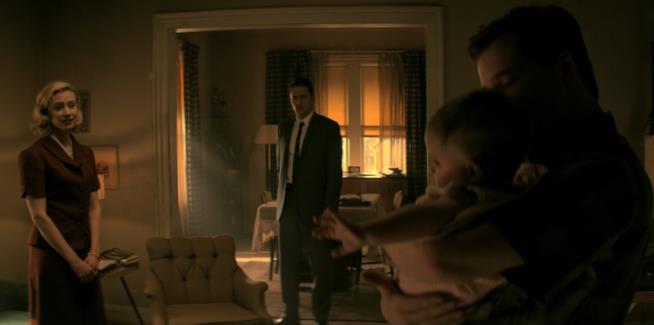 Una delle scene clou di 22.11.63 in cui si vede la piccola di Lee Harvey Oswald Lee Harvey Oswald tiene in braccio suo figlio mentre Sadie e Jake lo guardano