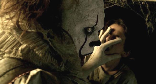 IT sarà vietato ai minori di 14 anni Pennywise ghermisce Eddie
