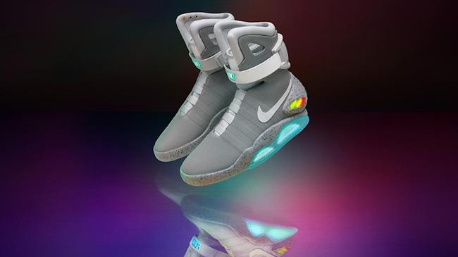 Nike Air Mag, le scarpe di Marty in Ritorno al Futuro 2 Le Nike Air Mag sono le scarpe autoallaccianti di Marty in Ritorno al Futuro 2