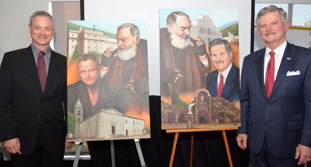 Gary SInise ha ricevuto in premio dalla Saint Pio Foundation un quadro che lo raffigura Gary Sinise e l'onorevole Jim Nicholson accanto a due quadri raffiguranti loro e il Santo
