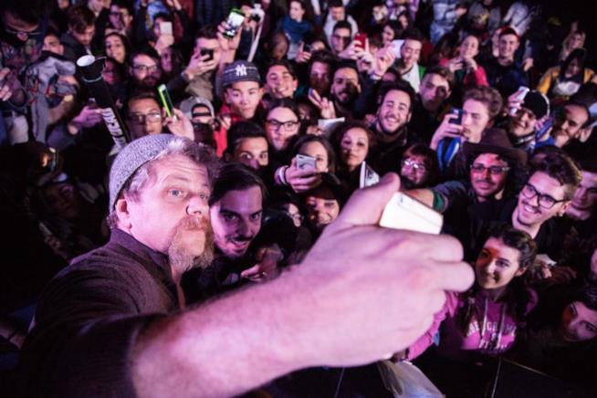Michael Cudlitz si fa un selfie con i fan accorsi al Napoli Comicon per lui Michael Cudlitz durante il panel al Napoli Comicon