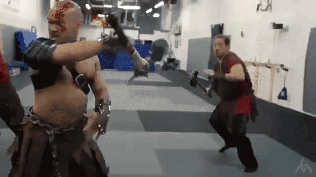 Da God of War a MGS, le scene d'azione più belle ricreate da 7 stuntman La furia di Kratos nella vita reale con una GIF