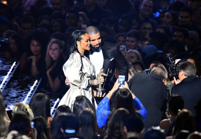 Rihanna e Drake si sono baciati sul palco Primo piano di Rihanna e Drake