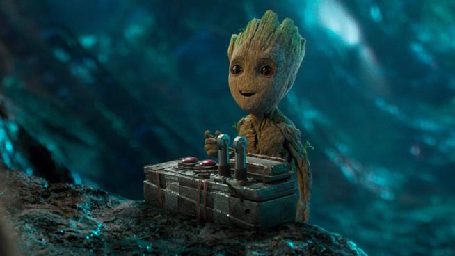 Microsoft regala una speciale Xbox One al regista di Guardiani della Galassia Baby Groot nella scena della bomba