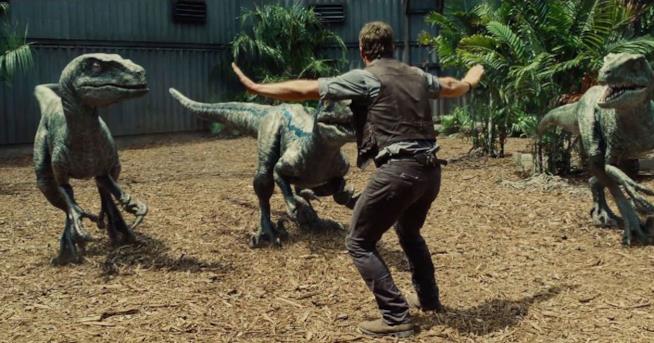 Jujrassic World 2 atteso per il 2018 Jurassic World 2, umani e dinosauri