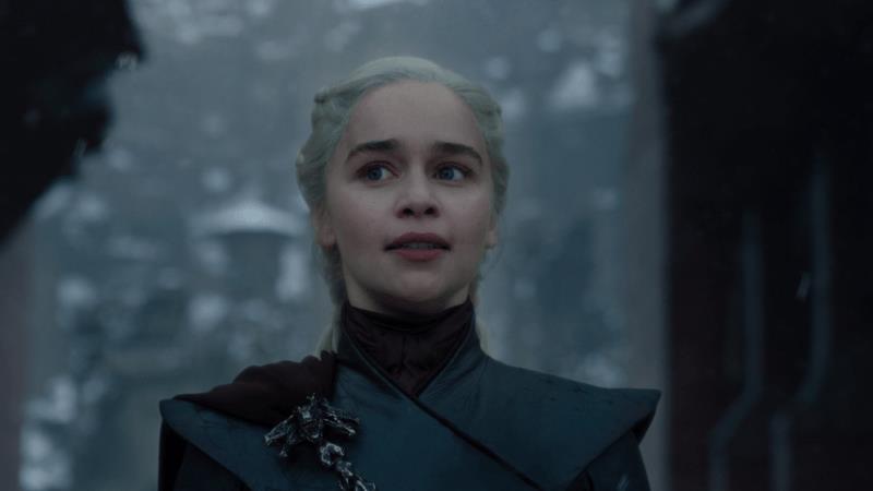 Game of Thrones: Emilia Clarke ha guardato anche video di Hitler per prepararsi al finale Emilia Clarke nei panni di Daenerys Targaryen in Game of Thrones 8x06