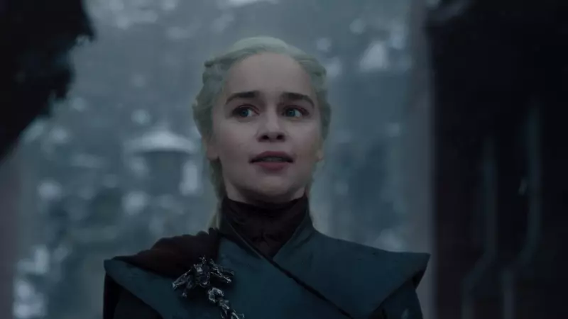 L'epilogo di Game of Thrones: il commento di Emilia Clarke Emilia Clarke nell'ultimo episodio di Game of Thrones 8