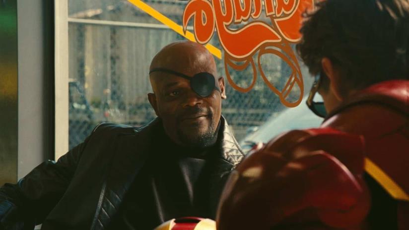 Kevin Feige mostra la sequenza post-credit alternativa di Iron Man (con un riferimento ai mutanti) Nick Fury sorridente e Tony Stark di spalle, nella scena post-credit di Iron Man