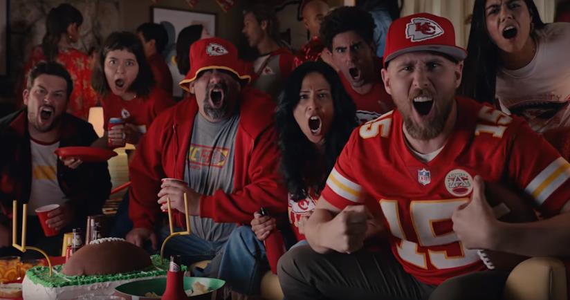 Google punta al cuore degli spettatori con lo spot per il Super Bowl LIV Alcuni tifosi dei Kansas City Chiefs (NFL) nello spot di Google per il Super Bowl LIV