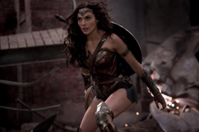 Gal Gadot ha recentemente rivelato in un'intervista come è stato indossare per la prima volta il costume di Wonder Woman. In foto Gal Gadot nei panni di Wonder Woman