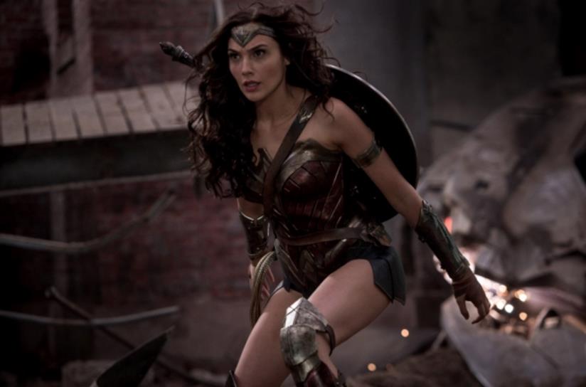 Gal Gadot ha recentemente rivelato in un'intervista come è stato indossare per la prima volta il costume di Wonder Woman. In foto Gal Gadot nei panni di Wonder Woman
