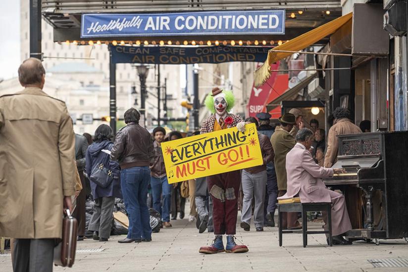 Todd Phillips nega la presenza di Easter Egg in Joker (e risponde alle teorie sugli orologi) Joaquin Phoenix vestito da clown in una scena del film Joker