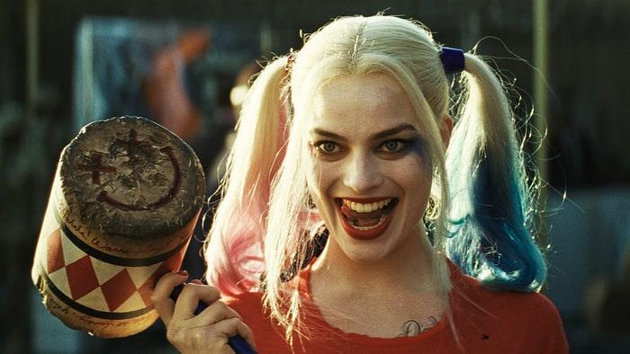 Harley Quinn sarà in un film vietato ai minori Margot Robbie nei panni di Harley Quinn, con il suo martello in mano