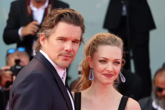First Reformed, la recensione del film con Amanda Seyfried e Ethan Hawke da Venezia 74 Amanda Seyfried e Ethan Hawke sul red carpet di First Reformed