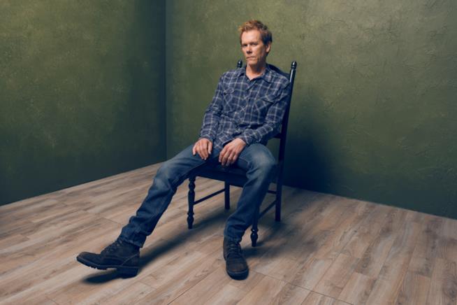 Kevin Bacon sarà protagonista di I Love Dick, nuova comedy Kevin Bacon in posa su una sedia al Sundance Film Festival