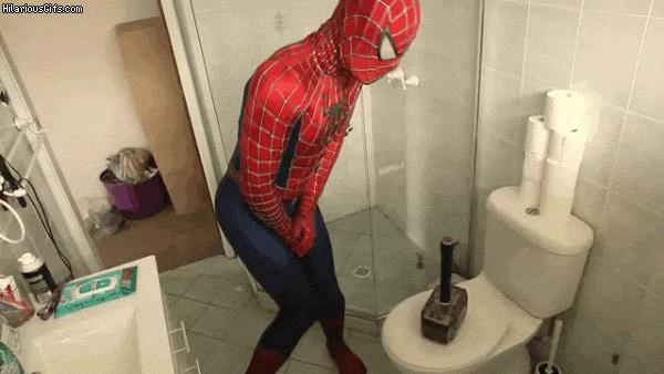 Spider-Man non è degno di andare in bagno Spider-Man e Mjolnir sulla tazza del cesso