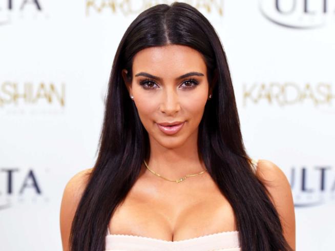 Kim Kardashian ha posato per un servizio fotografico sul giornale di Barbie Primo piano di Kim Kardashian