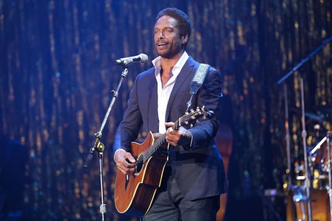 Gary Dourdan farà un duetto con Nina Zilli al concerto del Primo Maggio Gary Dourdan sul palco canta suonando la chitarra