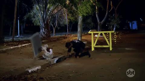 Pennywise attacca dalle fogne Un uomo fugge da Pennywise