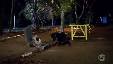 Pennywise attacca dalle fogne Un uomo fugge da Pennywise
