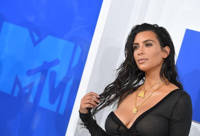 Kim Kardashian gioca a tennis quasi nuda Primo piano di Kim Kardashian