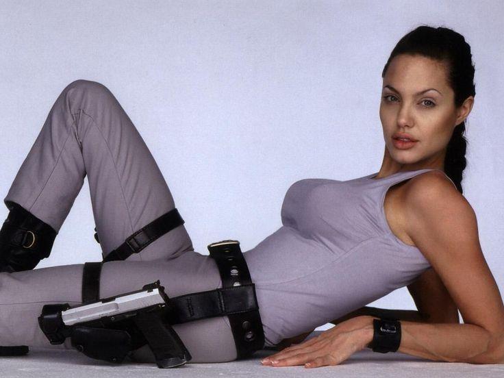 La sexy versione di Lara Croft interpretata da Angelina Jolie Angelina Jolie protagonista di Tomb Raider