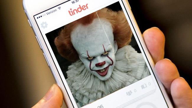 Pennywise ha un profilo Tinder Un primo piano di Pennywise su Tinder