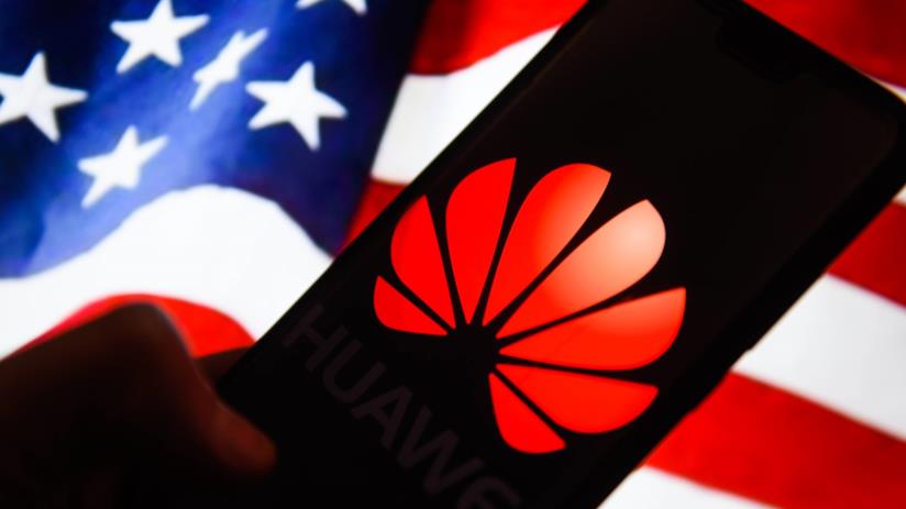 Huawei contro il governo e i media USA: le pesanti accuse Il logo di Huawei; sullo sfondo la bandiera degli Stati Uniti d'America