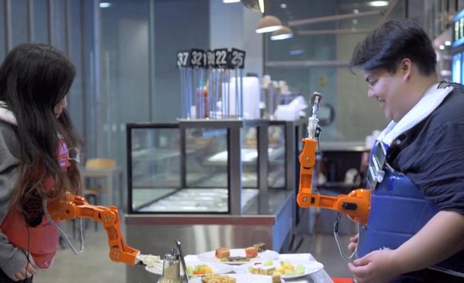 Dall'Australia e dall'India arriva il terzo braccio che imbocca te e chi ti sta di fronte Due volontari che testano il braccio robotico Arm-A-Dine