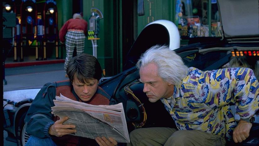 Ritorno al futuro - Parte II, le 15 curiosità sul film con Christopher Lloyd e Michael J. Fox Christopher Lloyd e Michael J. Fox in una scena del film