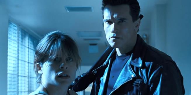 Terminator 6, Linda Hamilton e Arnold Schwarzenegger in una foto reunion Arnold Schwarzenegger e Linda Hamilton in una scena de Il giorno del giudizio