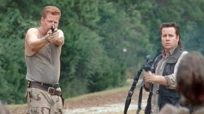 Abraham ed Eugene irrompono in qualche modo in Fear The Walking Dead Michael Cudlitz e Josh McDermitt armati e minacciosi, con foresta sullo sfondo