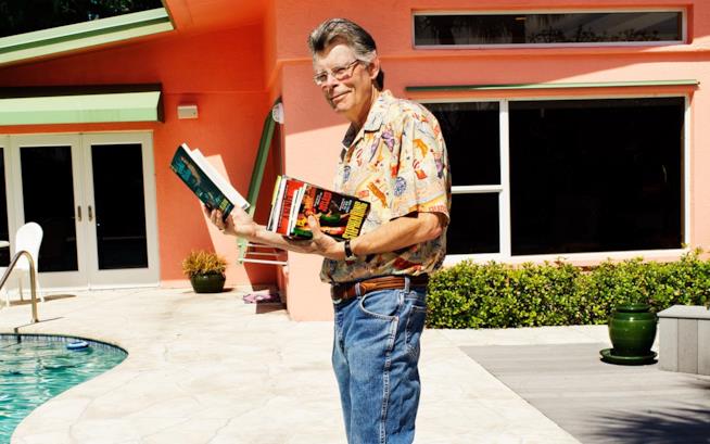 Stephen King con alcuni dei suoi libri Lo scrittore Stephen King con i suoi libri in mano