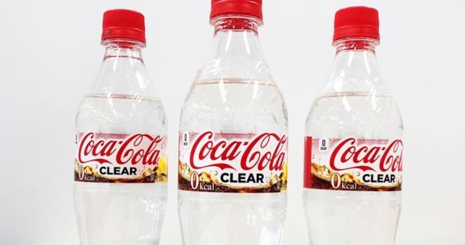 Arriva in Giappone la prima Coca-Cola trasparente al mondo Primo piano di tre bottiglie di Coca-Cola Clear