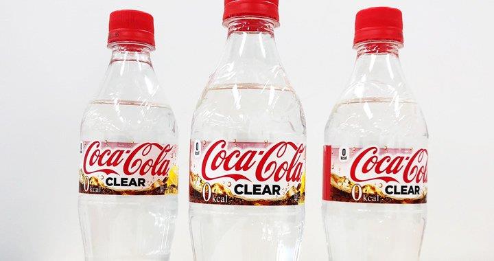 Arriva in Giappone la prima Coca-Cola trasparente al mondo Primo piano di tre bottiglie di Coca-Cola Clear