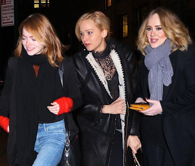 Adele entusiasta per la vittoria agli Oscar di Emma Ston Emma Stone, Jennifer Lawrence e Adele sono molto amiche