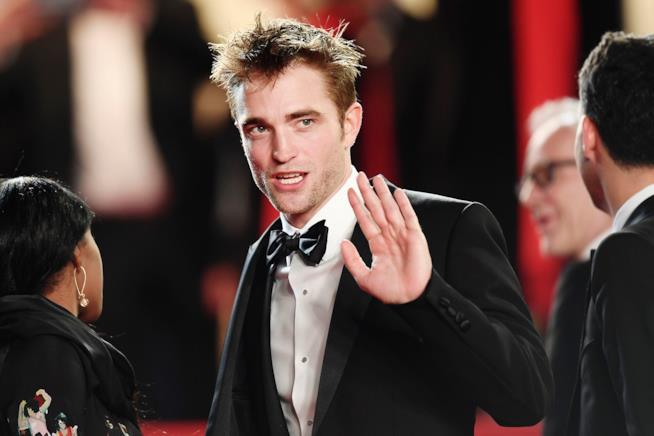 Robert Pattinson fa chiarezza sulla battuta circa la scena di sesso col cane nel film Good Time Robert Pattinson alla prima di Good Time