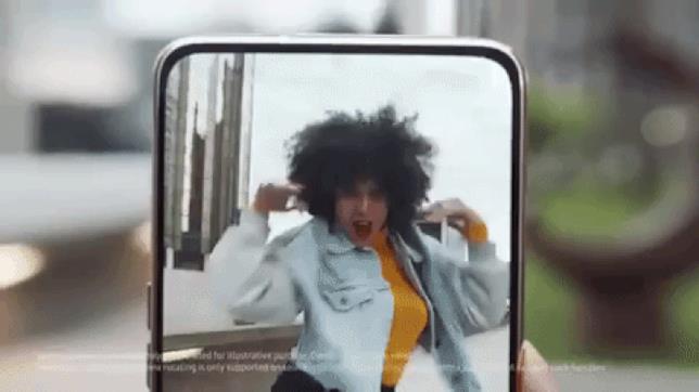 La fotocamera rotante è la novità di spicco del Samsung Galaxy A80 La fotocamera rotante del Galaxy A80 in azione in una GIF